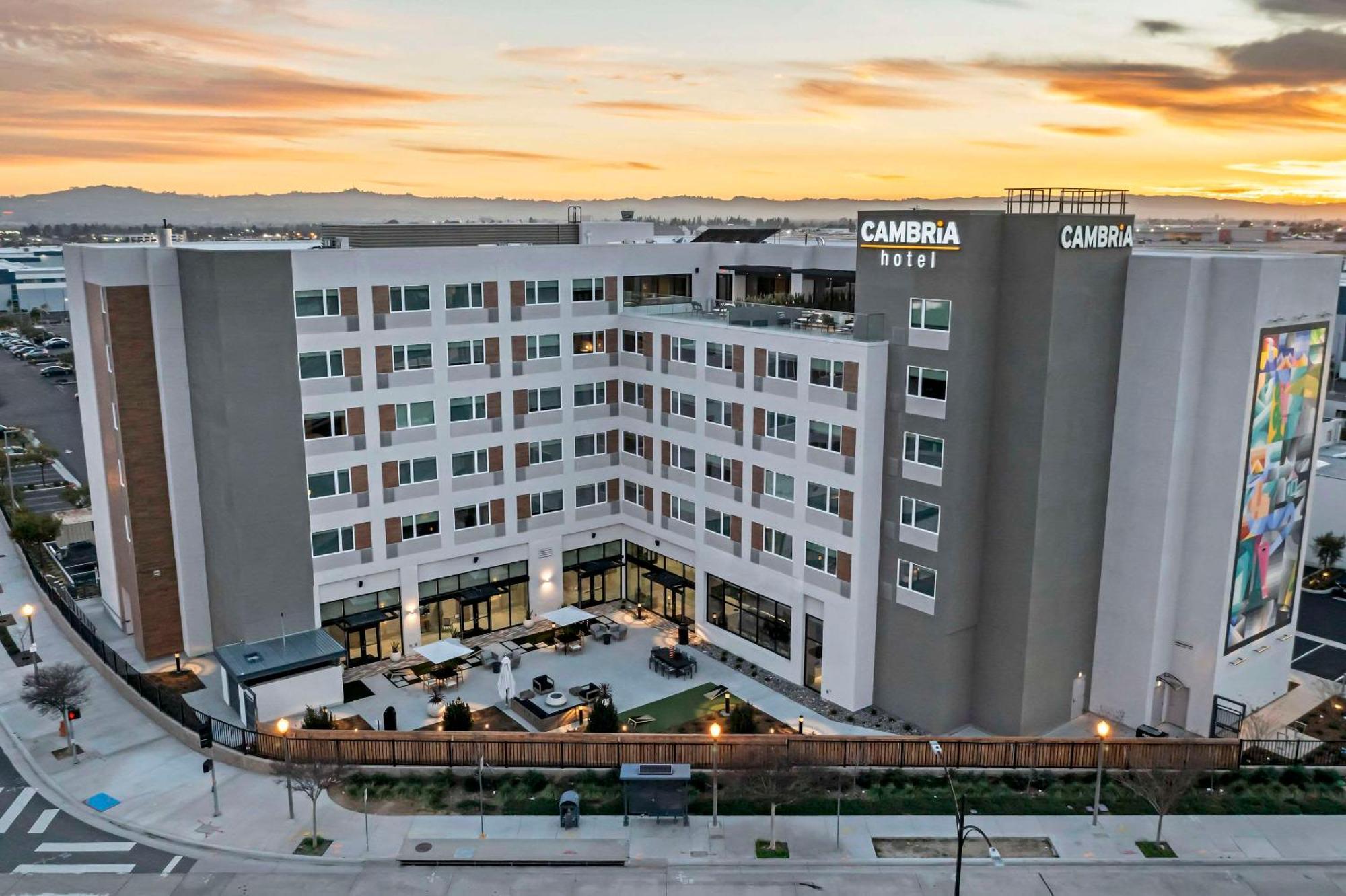 Cambria Hotel Burbank Airport Exterior foto